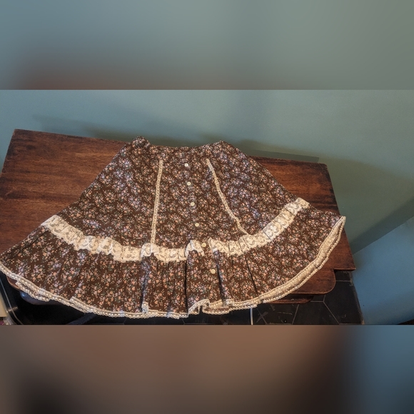 70s Vintage Child's sized Gunne Sax Outfit (Blouse and Skirt) - Picture 9 of 10